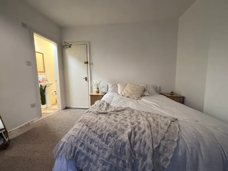 4 bed // 4 Bath // July 2026 - Image 13